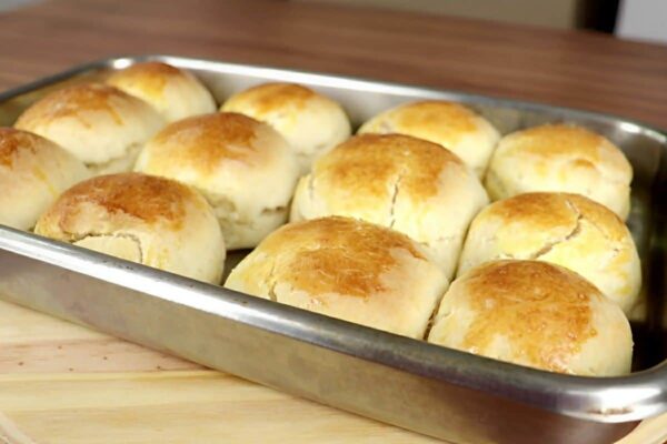 Pão caseiro de minuto feito com fermento em pó não precisa deixar crescer e fica muito fofinho