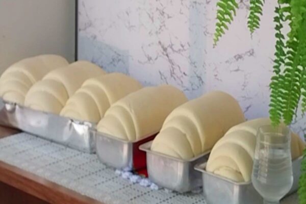 Pão caseiro que cresce bastante e fica uma delícia para seu café ou lanche da tarde