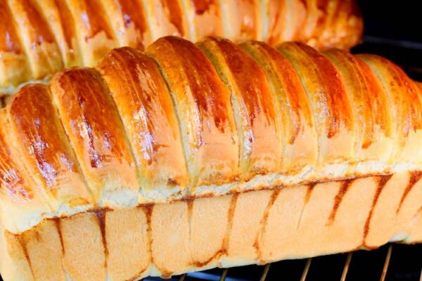 Pão caseiro que já sai recheado do forno para arrasar no lanche da tarde