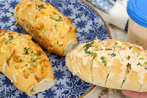 Pão de alho fácil sem maionese perfeito para servir no lanche ou churrasco