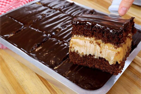 Pão de mel na travessa muito molhadinho delicioso e perfeito para a sobremesa