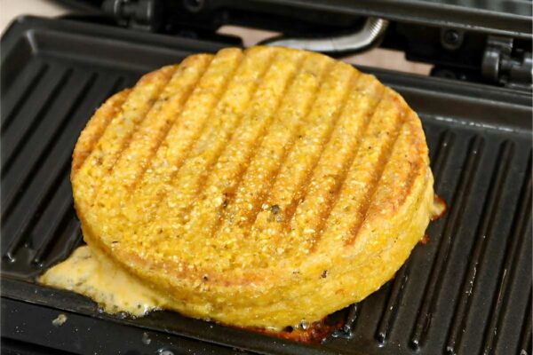 Pão de milho em 3 minutos feito com flocão na sanduicheira ou frigideira fica uma delícia