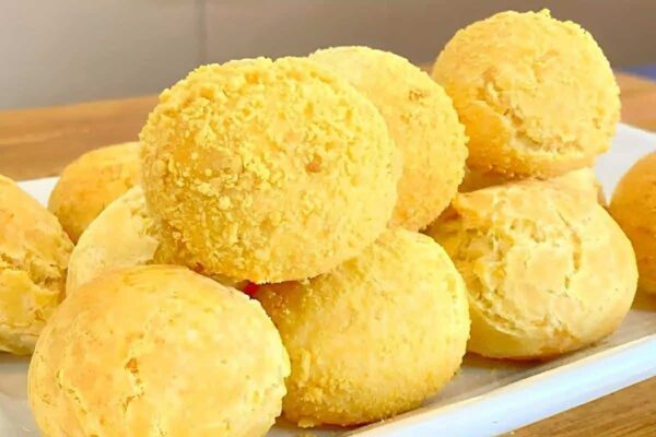 Pão de queijo de tapioca leve e delicioso feito com apenas 3 ingredientes