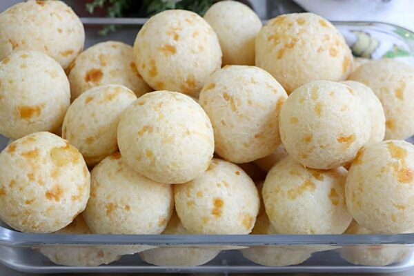 Pão de queijo delicioso e fácil de fazer para o seu lanche da tarde ou café da manhã