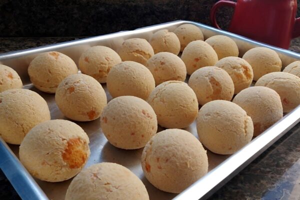 Pão de queijo mineiro tradicional perfeito para servir com um café quentinho