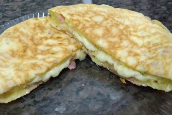 Pão de queijo recheado bem fácil feito em apenas 1 frigideira