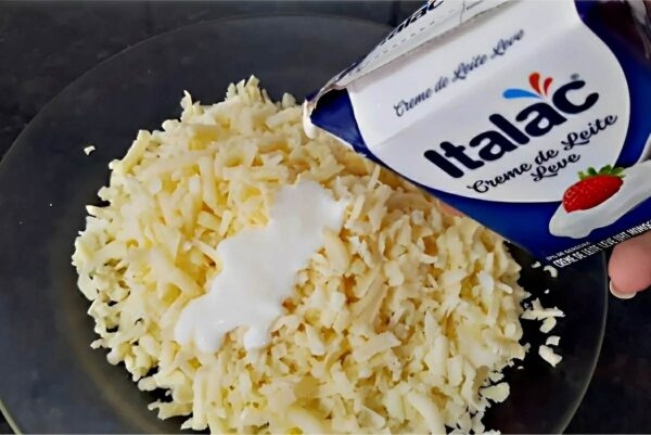 Pão de queijo rápido com apenas 3 ingredientes para o lanche ou café