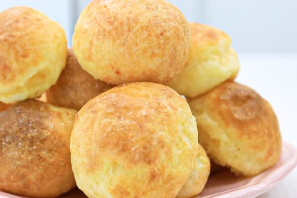 Pão de queijo verdadeiro para você servir um lanche da tarde totalmente irrecusável