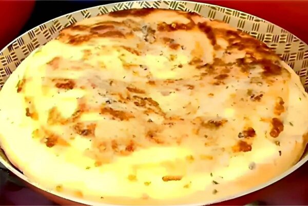 Pão de tapioca de frigideira recheado fácil de fazer e perfeito para o lanche