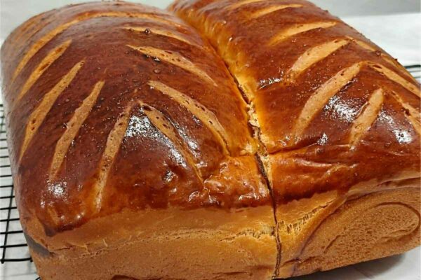 Pão fofinho e fácil de preparar feito sem leite nem margarina