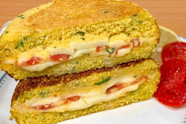 Pãozinho de cuscuz recheado de frigideira: um lanche delicioso e feito em poucos minutos