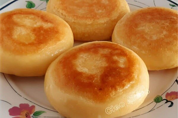 Pãozinho de mandioca de frigideira delicioso e feito com apenas 3 ingredientes