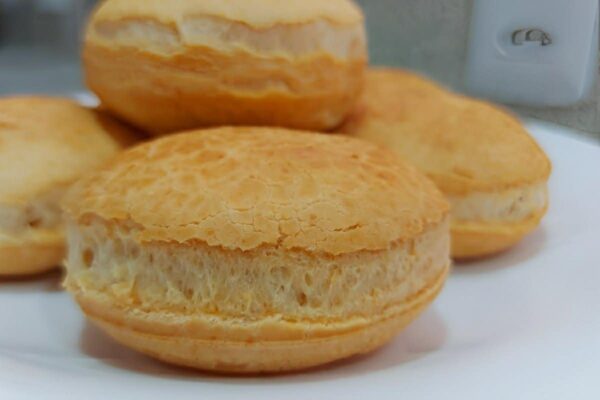 Pãozinho de polvilho super fácil: é só misturar os ingredientes e levar para assar