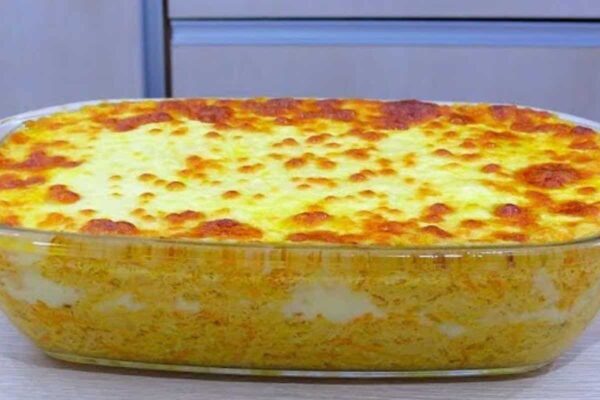 Prato gratinado de frango delicioso e perfeito para o seu almoço em família