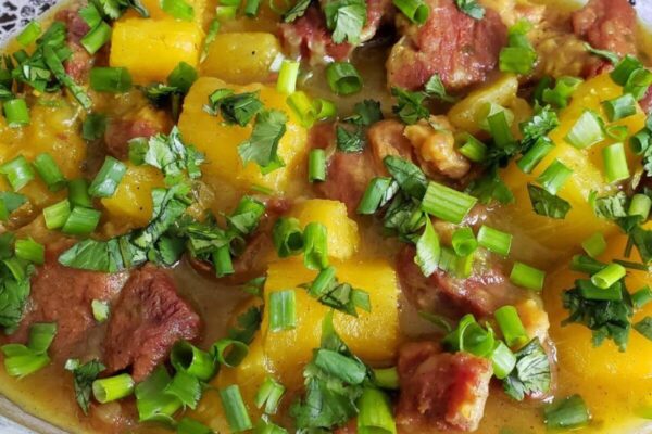 Prepare essa receita de mandioca com carne seca cheia de sabor e bem temperadinha