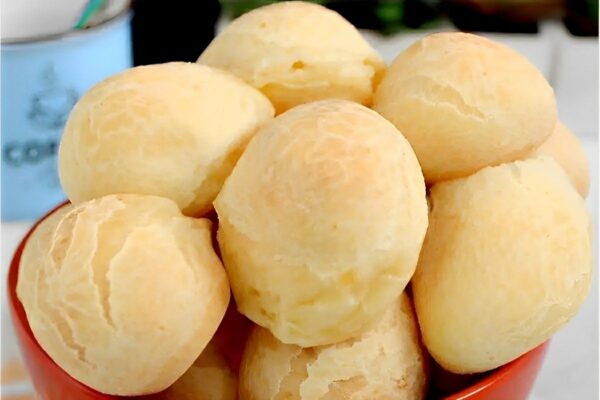Prepare o café: Pão de queijo tradicional feito com apenas 3 ingredientes