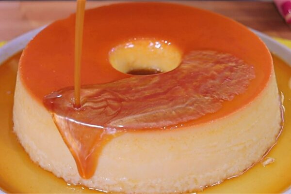 Pudim cremoso sem furinhos e com uma calda diferente mas muito gostosa que não dá trabalho de fazer