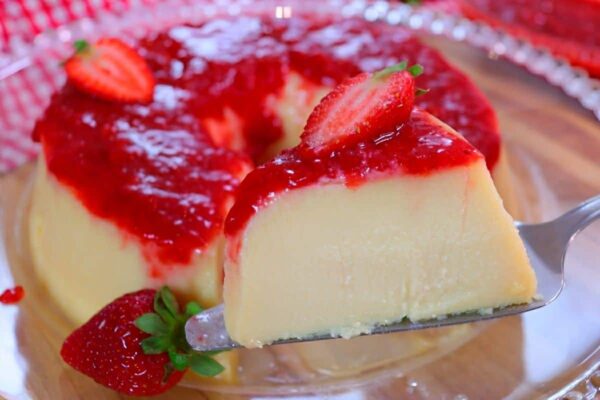 Pudim de chocolate branco com geleia de morango perfeito para a sobremesa