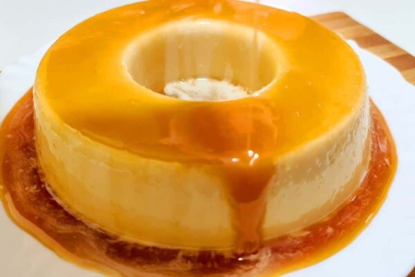 Pudim de geladeira que não vai ovo e uma calda que é impossível errar de tão fácil