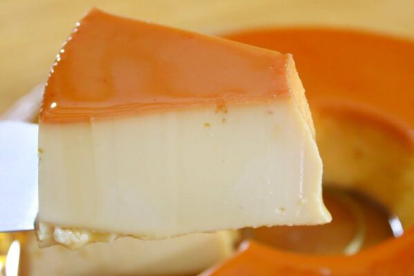 Pudim de leite condensado a sobremesa que é sucesso em qualquer mesa de almoço