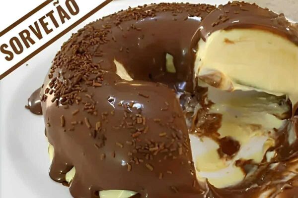 Pudim de sorvete com cobertura de chocolate: a melhor sobremesa para o seu fim de semana