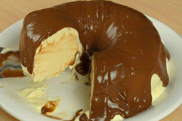 Pudim de sorvete de maracujá com ganache de chocolate: uma sobremesa irresistível para o seu fim de semana