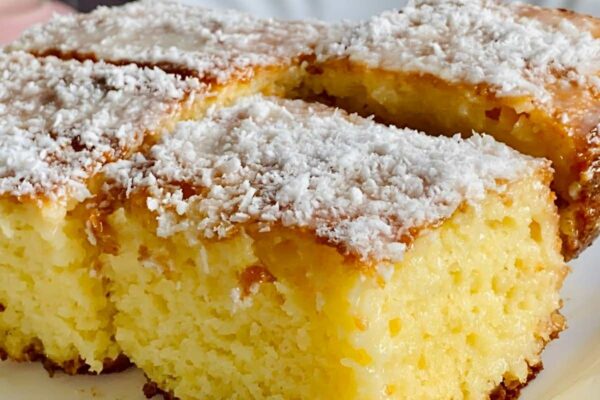 Receita de bolo fofinho de abacaxi com coco perfeito para a hora do café