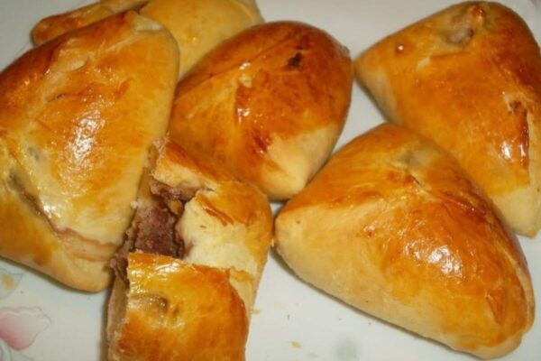 Receita de esfiha que uma salgadeira profissional me ensinou fica perfeita e deliciosa