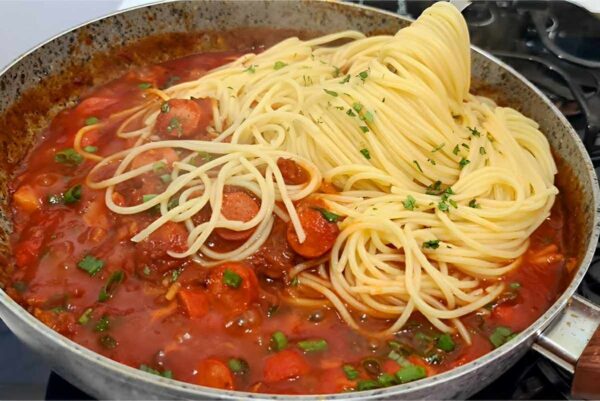 Receita de espaguete com molho de salsicha simples rápida e deliciosa