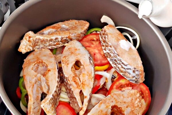 Receita de tilápia simples e fácil é só colocar os ingredientes na panela e deixar cozinhar