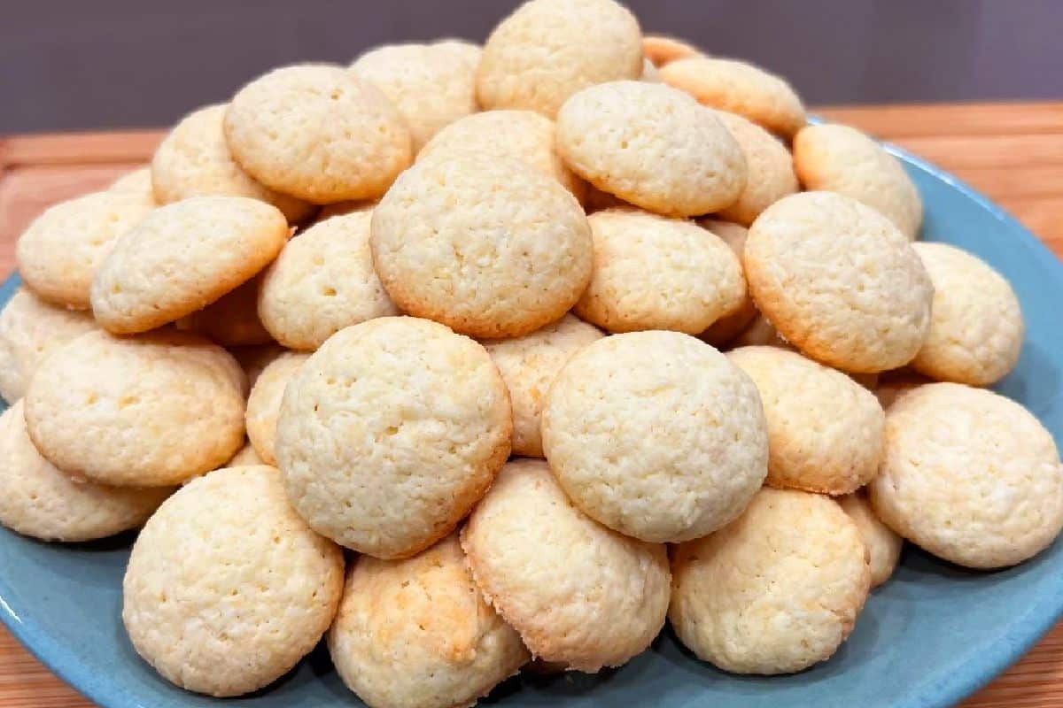 Receita fácil de bolachinha de coco que rende um monte de bolachinhas para comer a semana toda