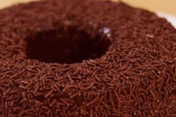 Receita sem ovos: brigadeirão cremoso delicioso que não precisa de forno