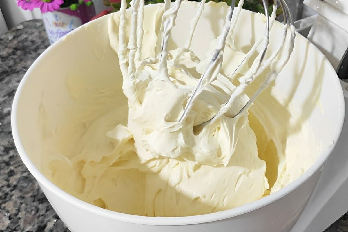 Recheio de Leite Ninho para bolos tortas e pavês é só bater na batedeira em 2 minutos e está pronto