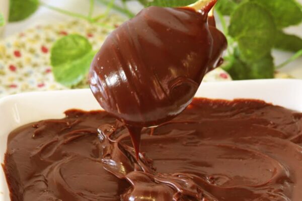 Recheio trufado de chocolate que faz o maior sucesso nos bolos das confeitarias