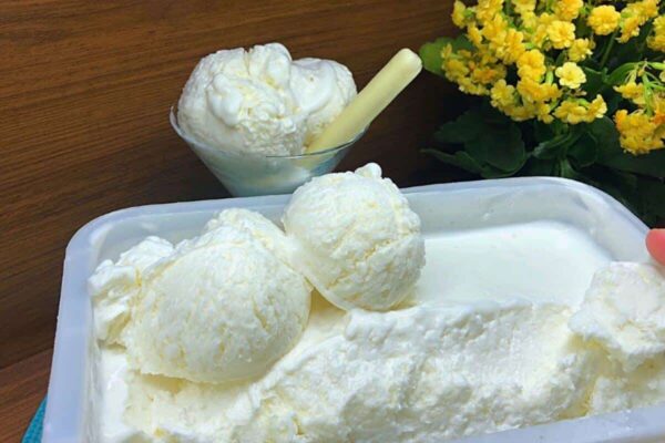 Refresque o calor de todo mundo com esse sorvete de coco cremoso simples de fazer