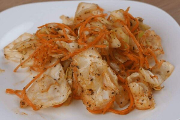 Repolho com cenoura uma salada de restaurante deliciosa para você fazer em casa mesmo