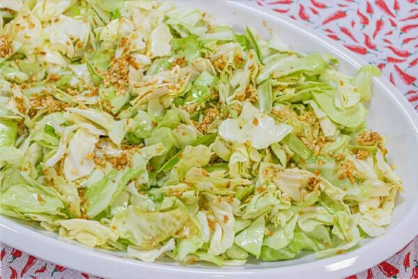 Repolho rasgado ao alho e óleo simples e delicioso para a entrada da sua refeição