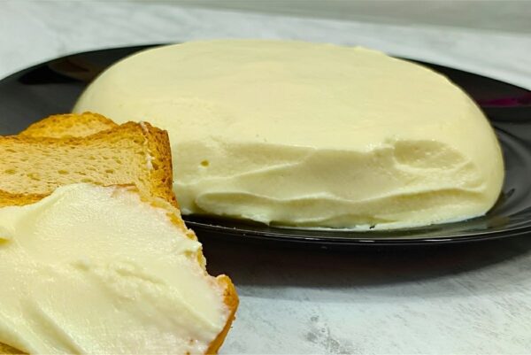 Requeijão cremoso de corte feito com apenas 2 ingredientes