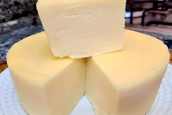 Requeijão de corte caseiro delicioso fácil de fazer e perfeito para o seu café da manhã