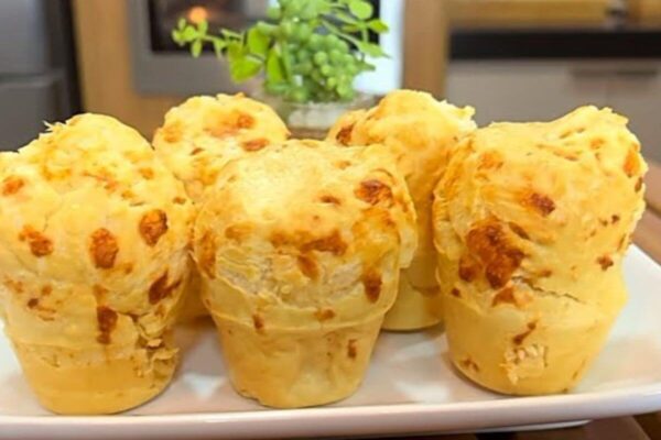 Só precisa comprar 4 ingredientes para você preparar esse pão de queijo fácil e delicioso