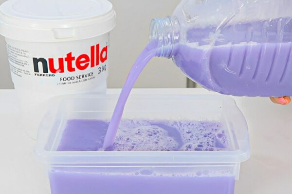 Sabão líquido multiuso caseiro sem soda feito com ingredientes que você tem em casa