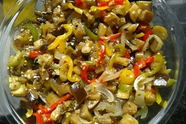 Salada de berinjela simples e fácil: é só misturar os ingredientes e levar ao forno