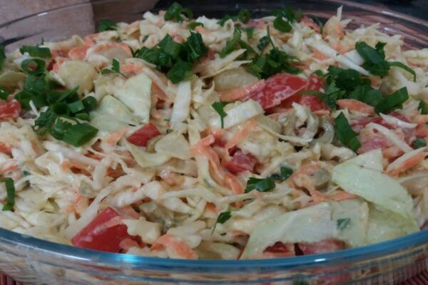 Salada de repolho completa e deliciosa dá para fazer várias vezes na semana