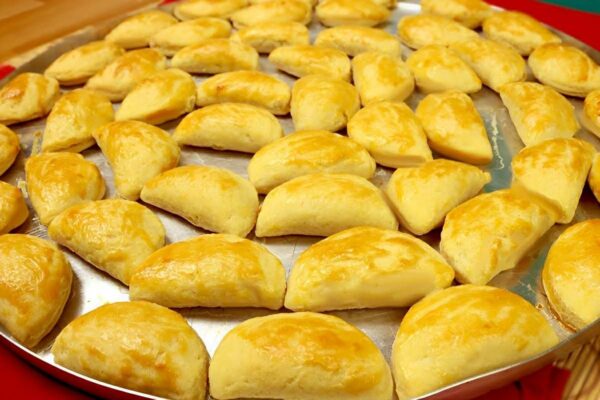 Salgadinho de festa com massa que derrete na boca e recheio de frango cremoso uma delícia