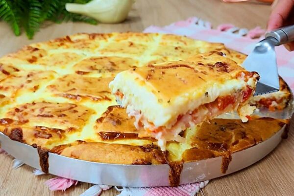 Salgado fácil para o lanche é só misturar os ingredientes da massa rechear e levar pra assar