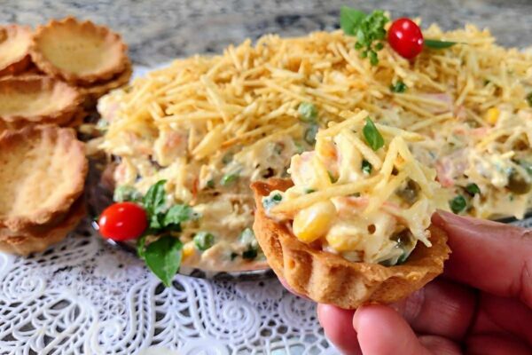 Salpicão cremoso e fácil de fazer perfeito para rechear barquetes