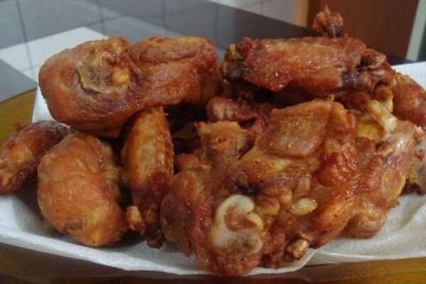 Segredo de restaurante: frango a passarinho na panela de pressão sequinho e crocante