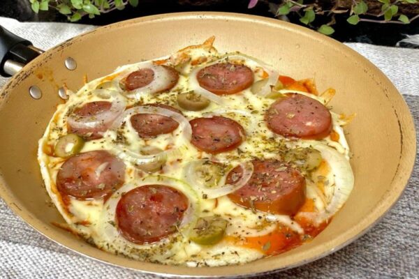 Sem glúten: pizza de frigideira feita super rápido sem te dar trabalho
