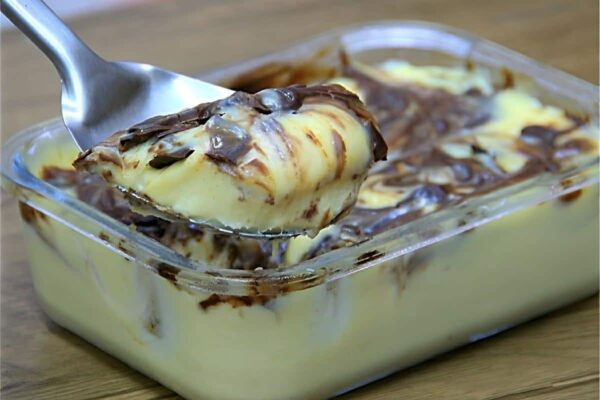 Sobremesa cremosa na travessa para comer de colher