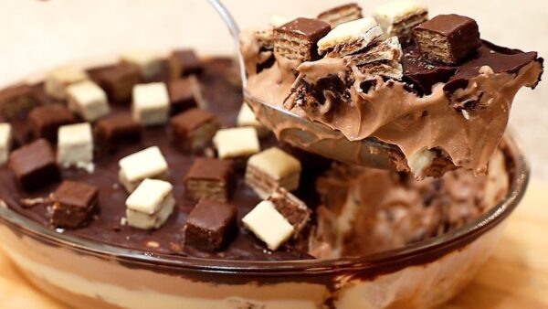 Sobremesa de Páscoa simples com Bis não vai ao fogo e é bem chocolatuda